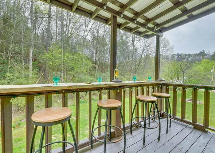Smoky Mountain Cozy Cove Cabin Deck And Fire Pit!