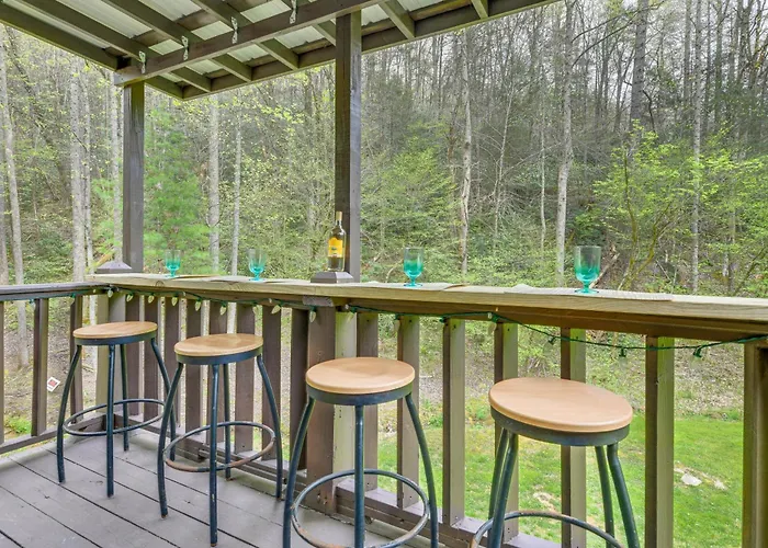 Smoky Mountain Cozy Cove Cabin Deck And Fire Pit!