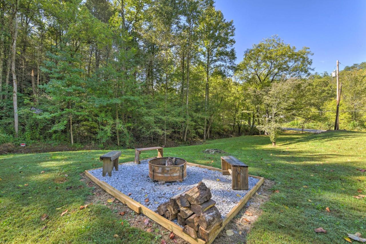 Smoky Mountain Cozy Cove Deck And Fire Pit! Holiday home