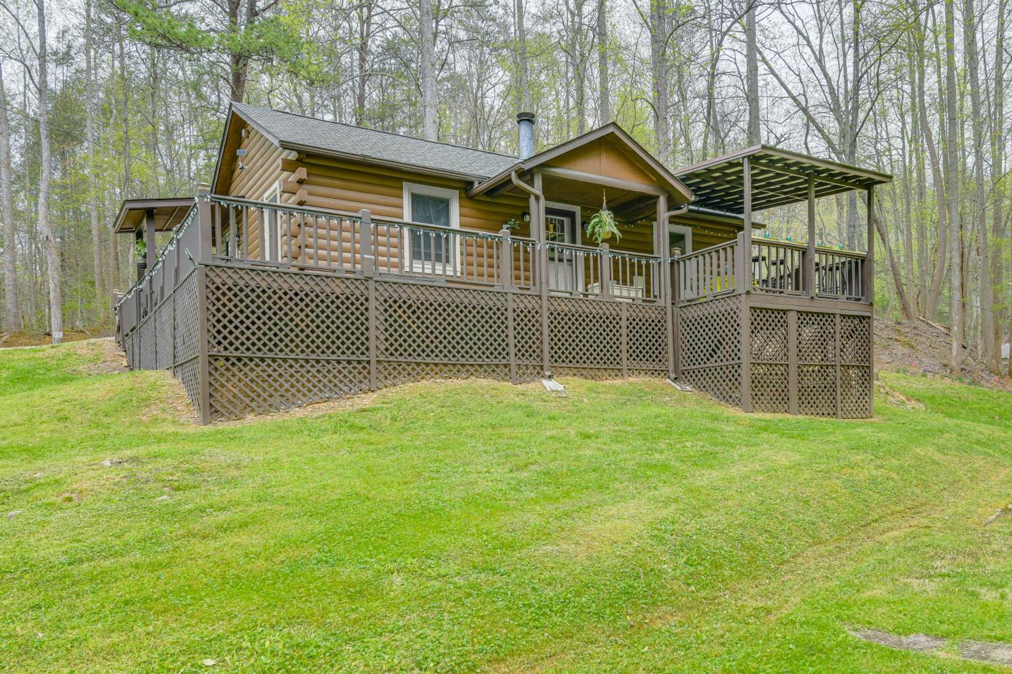 Smoky Mountain Cozy Cove Deck And Fire Pit!